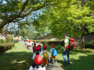 年長組の園外保育（宇津貫公園）