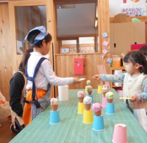 ひよこ組さん（2歳児）と年少さんで　お店屋さんごっこ