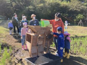 鉄腕クラブ　「脱穀＆園庭遊び」（１０月２３日）